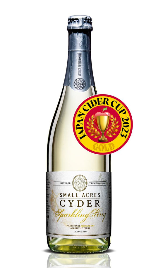 A 750ml bottle of Small Acres Cyder Sparkling Perry with a Japan Cider Cup 2023 image.  The bottle has a silver hood with Methode Traditionelle on it.